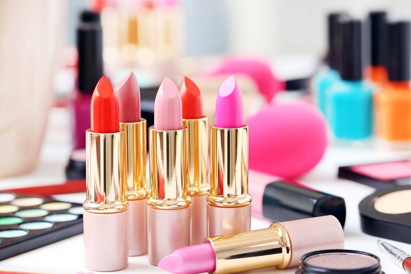 Son môi là vật bất ly thân của phái đẹp nên hầu hết các bạn gái đều mong muốn được tặng Son môi là vật bất ly thân của phái đẹp nên hầu hết các bạn gái đều mong muốn được tặng